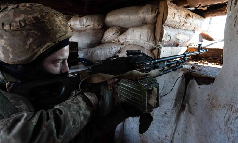 جنود أوكرانيون في عمليات تدريبية بالقرب من الحدود الروسية- الأوكرانية- 15 من شباط 2022 (AP)
