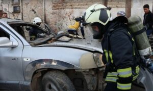 عناصر "الدفاع المدني" تتفقد مكان انفجار عبوة ناسفة داخل سيارة من نوع "سانتافيه" في مدينة الباب بريف حلب الشرقي - 17 شباط 2022 (الدفاع المدني/ فيس بوك)