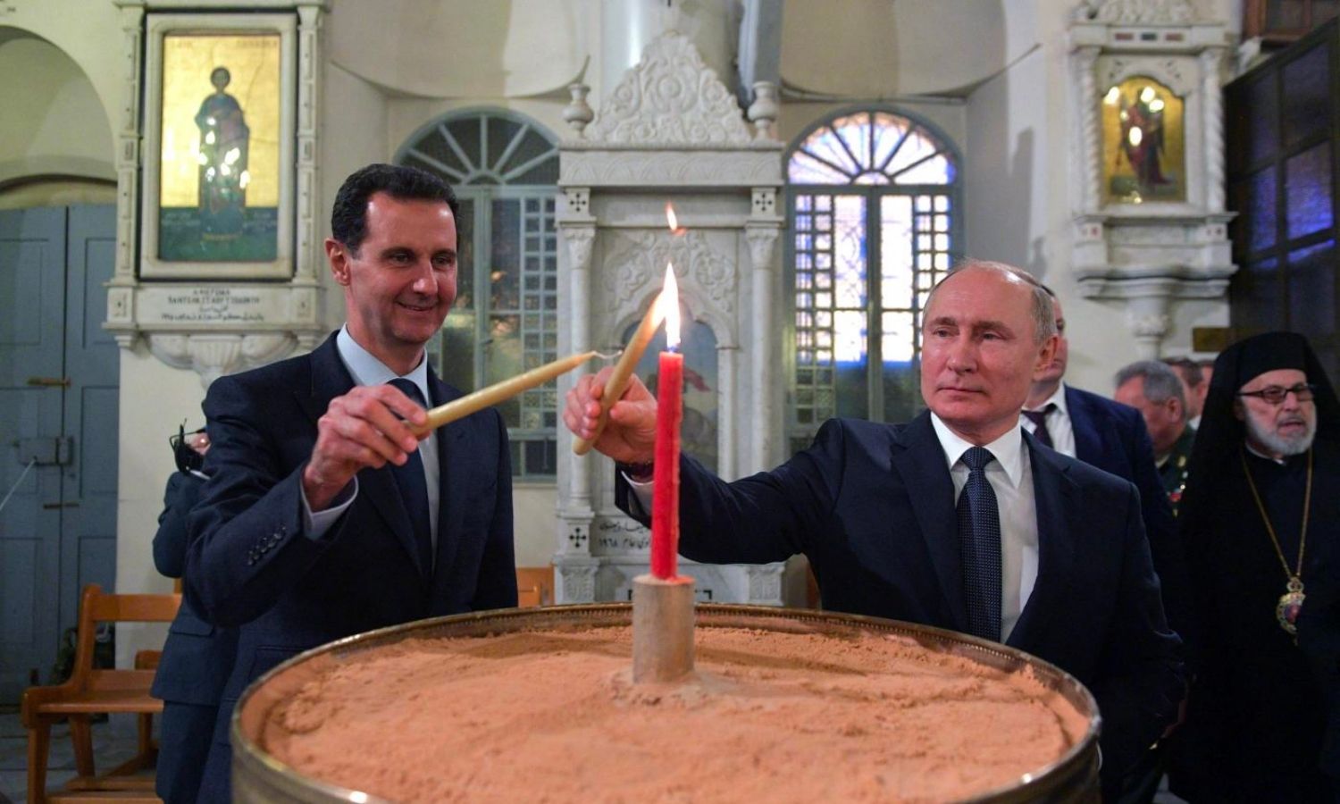الرئيس الروسي فلاديمير بوتين ورئيس النظام السوري بشار الأسد يزوران الكاتدرائية المريمية في دمشق إحدى أقدم الكنائس الأرثوذكسية اليونانية - 7 كانون الثاني 2020 (AFP)
