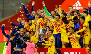 فريق برشلونة يتوج بكأس ملك إسبانيا في الموسم الماضي 2021 (AFP)