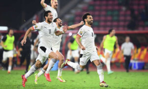 فرحة لاعبي منتخب مصر بالفوز على الكاميرون - 3 شباط 2022 (AFP)
