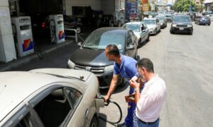 عامل يملأ سيارة بالوقود في محطة محروقات في لبنان _بيروت 24 حزيران 2021 (رويترز)
