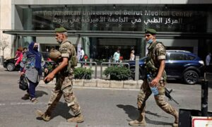جنديان من الجيش اللبناني يسيران أمام المركز الطبي للجامعة الأمريكية في بيروت _17 تموز 2020 (REUTERS/Mohamed Azakir)