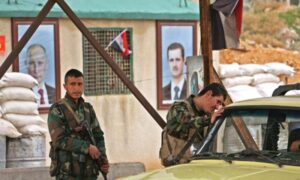 عناصر من قوات النظام السوري يقفون على نقطة تفتيش بالقرب من منطقة الغوطة الشرقية في دمشق _ 27 شباط 2018 (AFP)