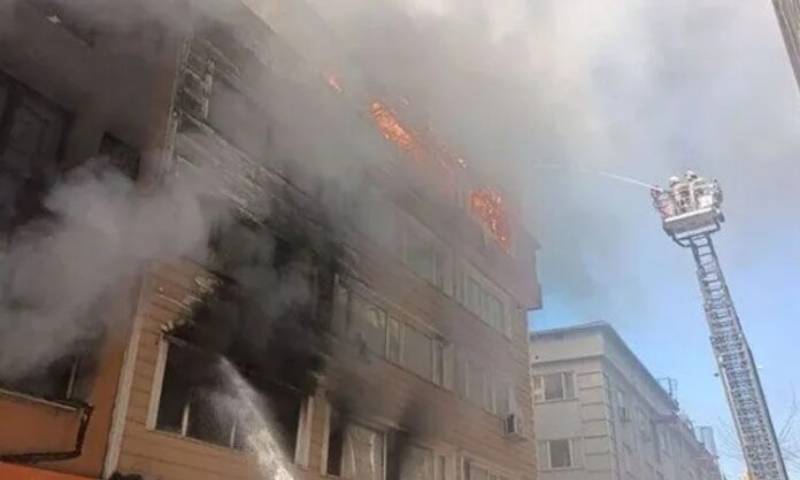 رجال الإطفاء يخمدون حريقًا وقع في منطقة عونغرين باسطنبول- 11 شباط 2022 (Serbestiyet)