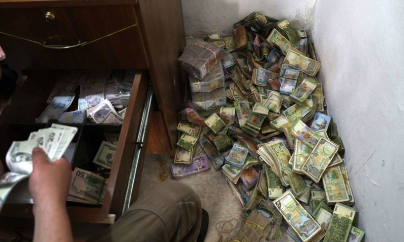 رزم من الأوراق النقدية السورية (AFP)