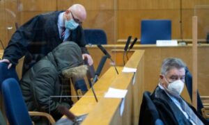 الطبيب السوري علاء موسى خلال مثوله أمام محكمة في فرانكفورت (AP)
