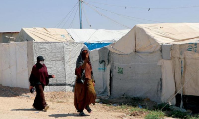 سيدتان في مخيم "الروج" شمال شرقي سوريا (الشرق الأوسط)