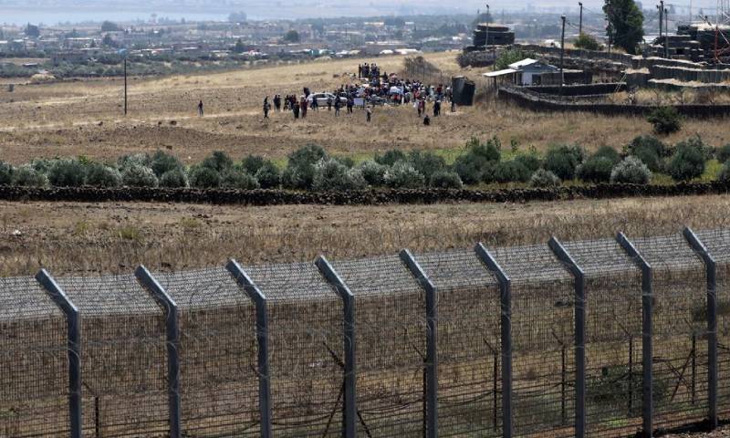 نازحون داخليًا عبر مرتفعات الجولان يحتجون بالقرب من الحدود بين إسرائيل وسوريا في نداء للأمم المتحدة والمجتمع الدولي لمنع روسيا من تنفيذ هجوم (رويترز)