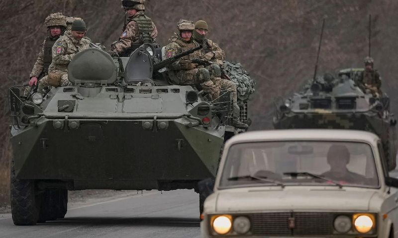 جنود أوكرانيون فوق مدرعة عسكرية على طريق في شرق أوكرانيا (AP)