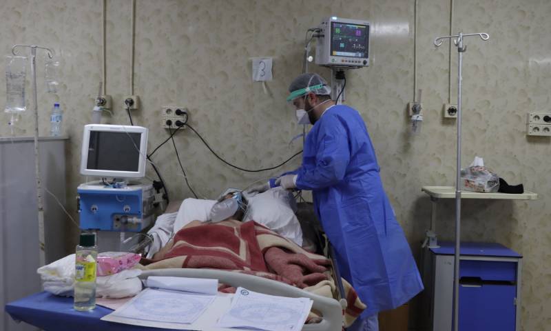 طبيب يعاين مريض "كورونا" في أحد مستشفيات شمال غربي سوريا (الدفاع المدني السوري)