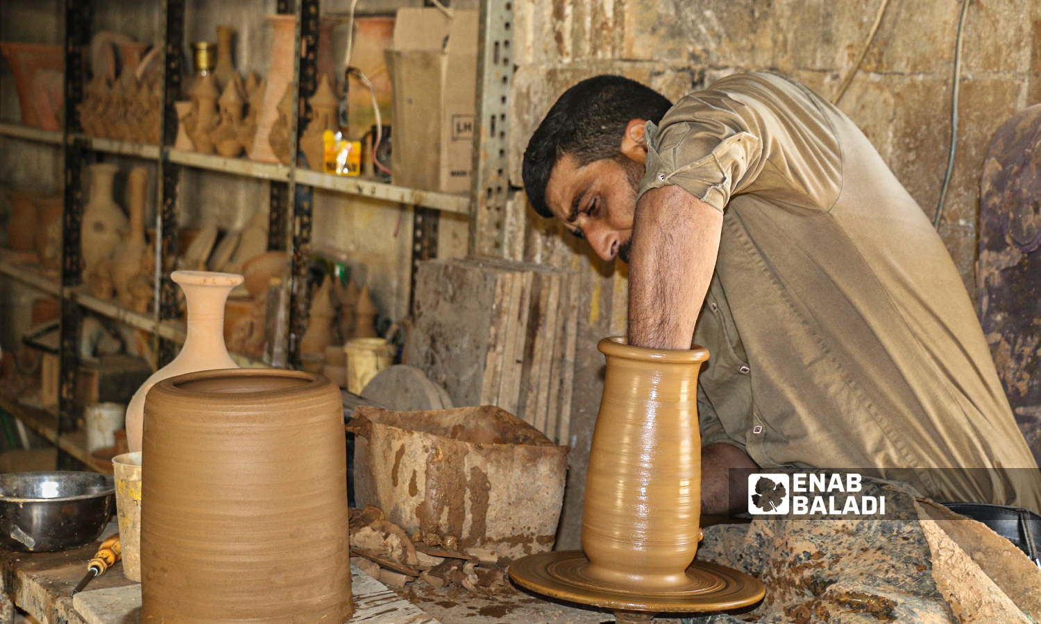حرفي يقوم بصناعة أواني فخارية في بلدة أرمناز- 1شباط 2022 (إياد عبد الجواد / عنب بلدي )