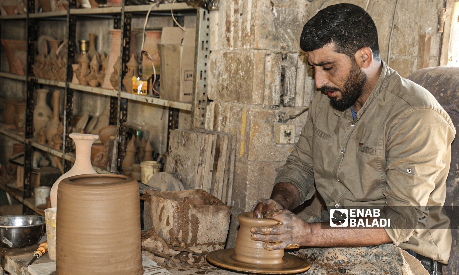 حرفي يقوم بصناعة أواني فخارية في بلدة أرمناز- 1شباط 2022 (إياد عبد الجواد / عنب بلدي )