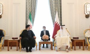 الأمير القطري تميم بن حمد والرئيس الإيراني إبراهيم رئيسي في الدوحة_ 21 من شباط 2022 (إرنا)