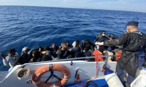 خفر السواحل التركي خلال إنقاذ مهاجرين قبالة ولاية إزمير- 11 من تشرين الأول2021  (AA Photo)