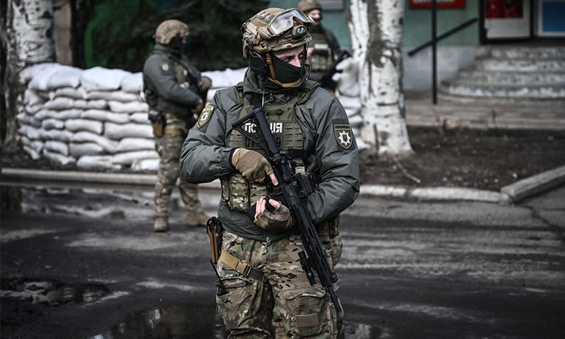 دورية للجنود الأوكرانيين في بلدة نوفولوهانسكي- 24 من شباط 2022 (AFP)