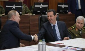 رئيس النظام السوري بشار الأسد ووزير الدفاع في حكومة النظام علي أيوب والرئيس الروسي فلاديمير بوتين خلال زيارته إلى سوريا عام 2020 (فرانس برس)
