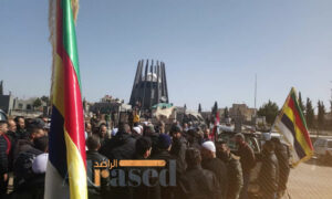 تجمع للمتظاهرين في محيط ضريح سلطان باشا الأطرش بمدينة القريا غربي السويداء- 18 من شباط 2022 (الراصد/ فيس بوك)