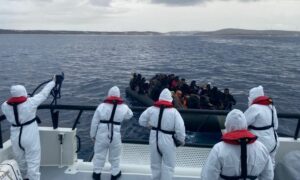 خفر السواحل التركي خلا إنقاذ مهاجرين قبالة منطقة ديكيلي بولاية إزمير _31 كانون الأول (AA Photo)