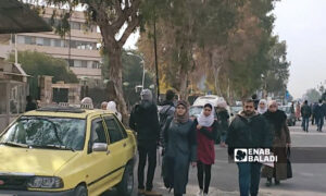 مارة في الشارع بالقرب من جامعة دمشق 20 شباط 2022 ( حسان حسان / عنب بلدي )