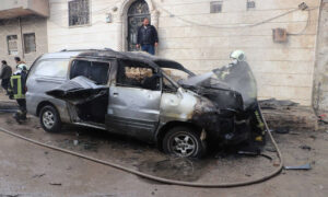 السيارة التي استهدفتها عبوة ناسفة في مدينة اعزاز شمالي حلب، 22 من شباط 2022 (الدفاع المدني السوري)