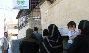 وقوف نساء سوريات أمام إحدى المنظمات العاملة في محافظة الرقة شمال شرقي سوريا- 26 من أيار 2021 (صفحة 