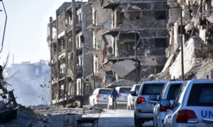قافلة تابعة لألمم المتحدة في سوريا (AFP/OURFALIAN GEORGE)
