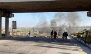 مجموعة عسكرية من “قوات الفهد” وبعض المدنيين يقطعون اوتستراد دمشق- السويداء قرب جسر “مردك” بالإطارات المشتعلة ضمن سلسلة احتجاجات في السويداء- 3 شباط 2022 (السويداء 24)
