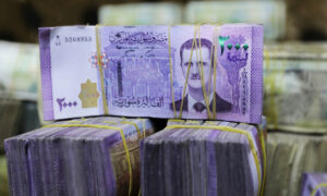 أوراق نقدية سورية في محل لبيع العملات في أعزاز، 3 من شباط 2020 (رويترز)