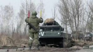 وحدات من القوات المسلحة الروسية تدخل منطقة كييف أوكرانيا، 3 من آذار 2022 (رويترز)