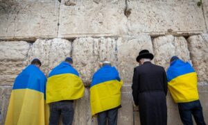 أوكرانيون يحملون العلم الأوكراني أمام الحائط الغربي في إسرائيل_ 2 من آذار (تايمز أوف إسرائيل)