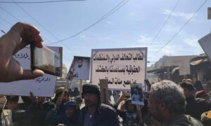 من المظاهرات التي شهدتها بلدة أبو حمام شرقي دير الزور للإفراج عن المعتقلين في سجون قسد- 8 آذار 2022 (نهر ميديا)