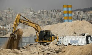 معدات بناء ثقيلة في موقع “ماروتا سيتي” ضمن أكبر مشروع استثمار عقاري جنوبي دمشق دون ضوابط قانونية عادلة- 8 من تشرين الأول 2018 (AP)