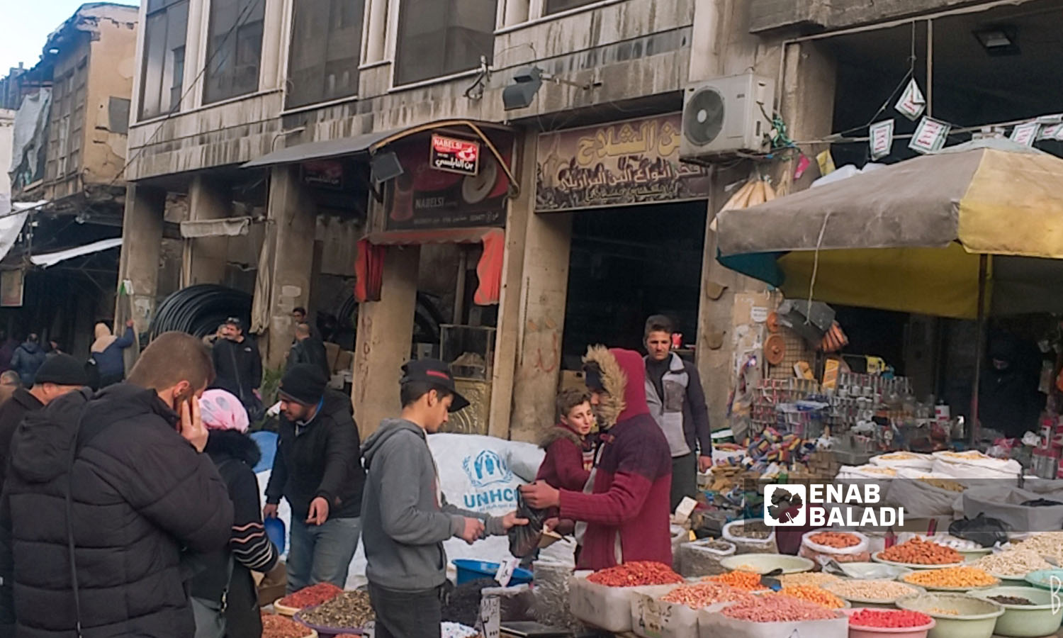 مجل لبيع المكسرات في شارع "الثورة" بدمشق في 30 من آذار 2022 (عنب بلدي/ حسان حسان)