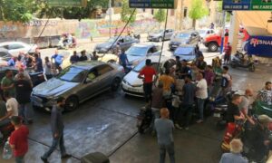 ازدحام وانتظار أشخاص وسيارات للحصول على الوقود في محطة محروقات في بيروت _لبنان 17 من حزيران 2021 (رويترز)