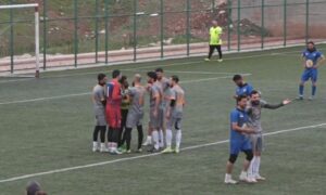 لاعبو ناديي الرواد وأهلي حمص وطاقم تحكيم المباراة على ملعب 
