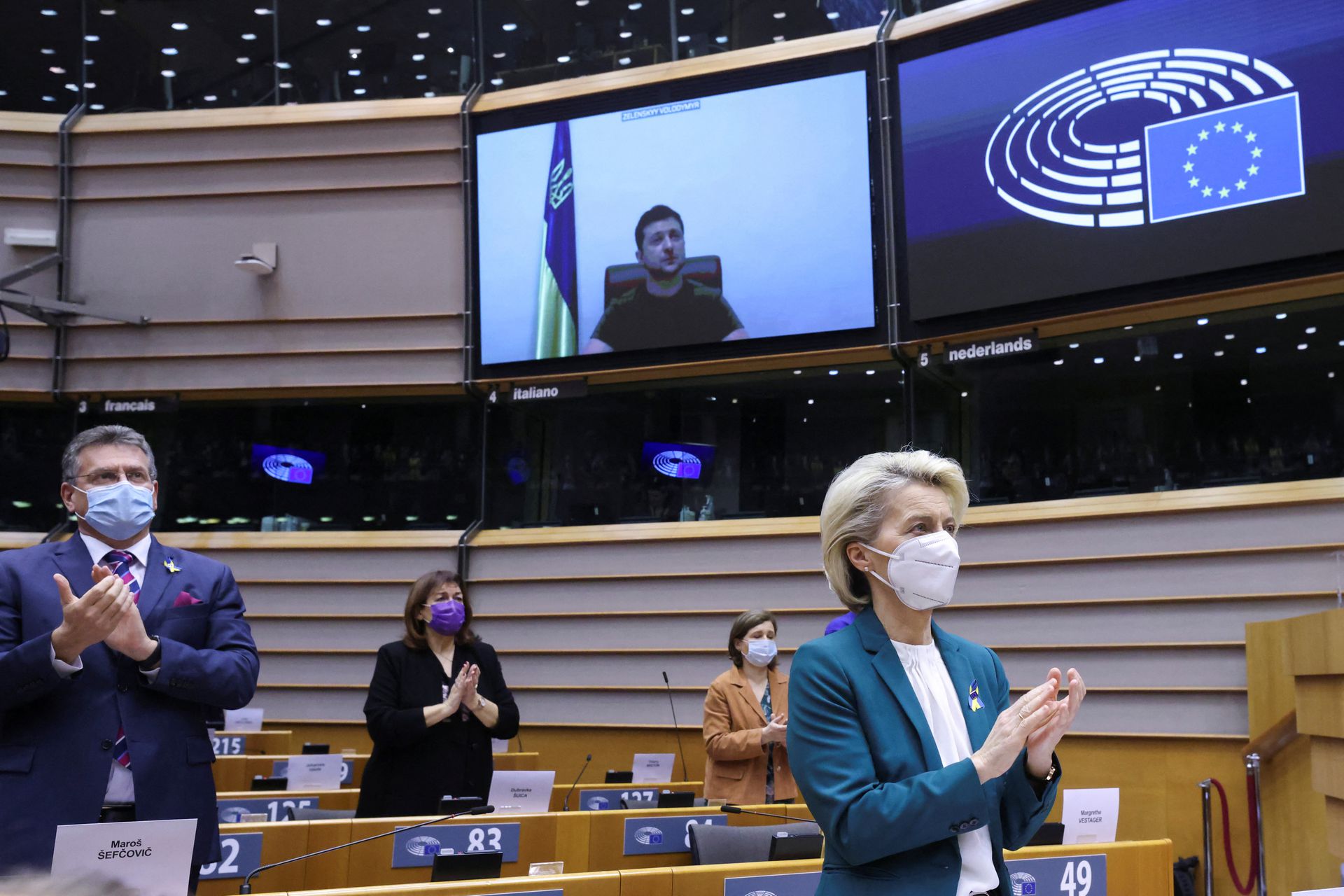 رئيسة المفوضية الأوروبية، أورسولا فون دير لاين، تشيد بالخطاب الذي ألقاه الرئيس الأوكراني فولوديمير زيلينسكي في الجلسة الخاصة للبرلمان الأوروبي لمناقشة ردها على الغزو الروسي لأوكرانيا في بروكسل، بلجيكا - 1 من آذار 2022 (رويترز)