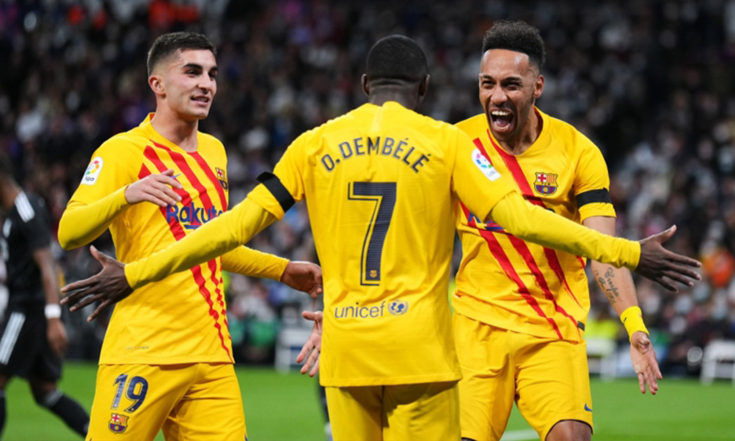 فرحة لاعبي برشلونة بالفوز على ريال مدريد 20 اذار 2022 (AFP)