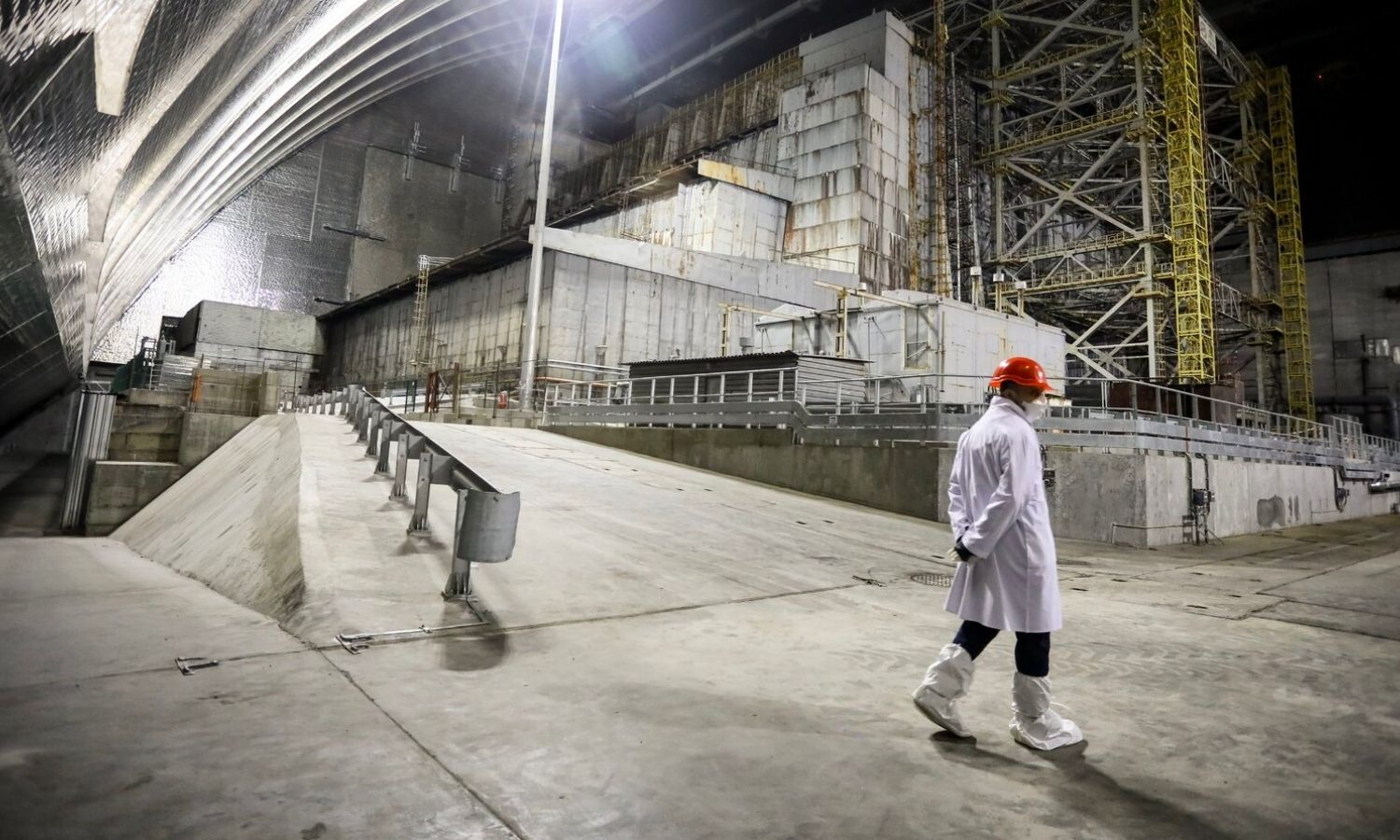 عامل في المفاعل الرابع من محطة تشيرنوبل النووية في أوكرانيا عام 2021 (EPA)