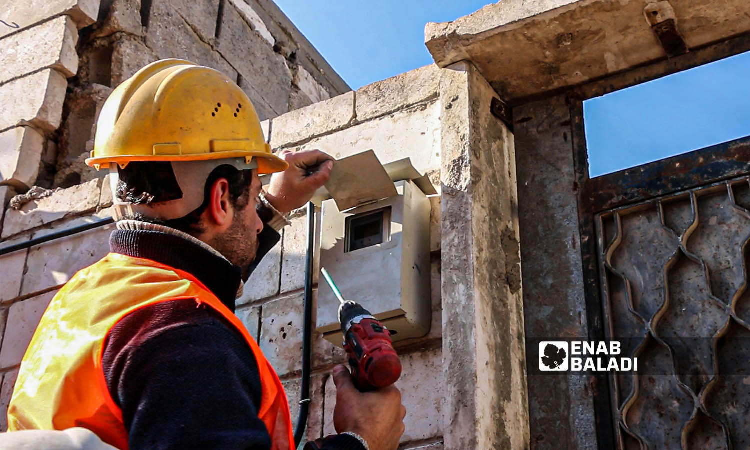 عامل في شركة الكهرباء في ريف حلب الشمالي أثناء تركيب عدادات الكهرباء - شباط 2022 (عنب بلدي )
