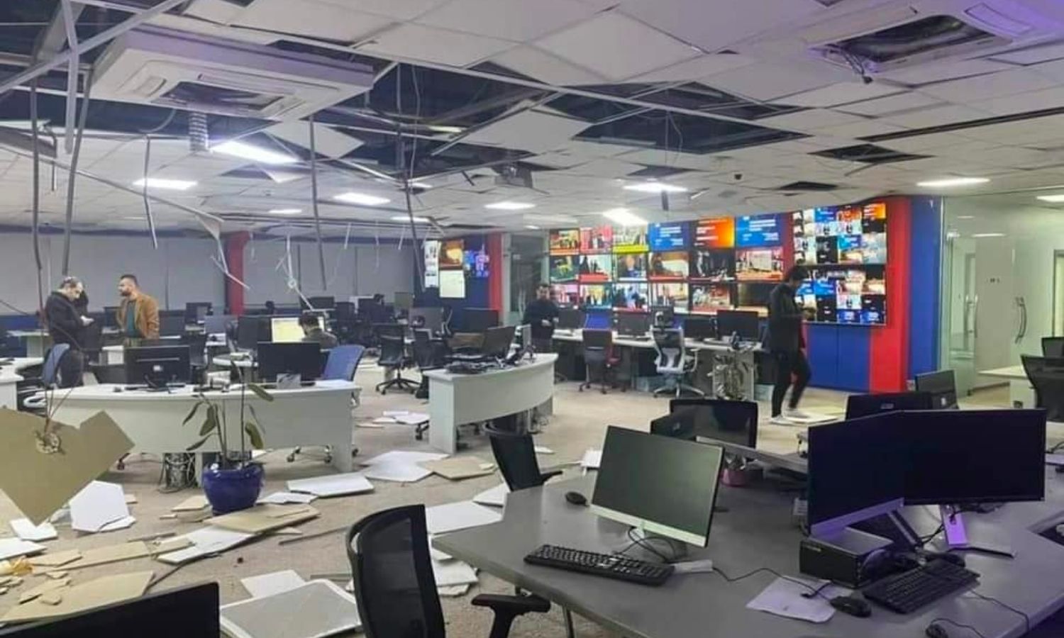 آثار القصف في مكاتب قناة "كردستان 24" في أربيل - 13 من آذار 2022 (حساب القناة في تويتر)