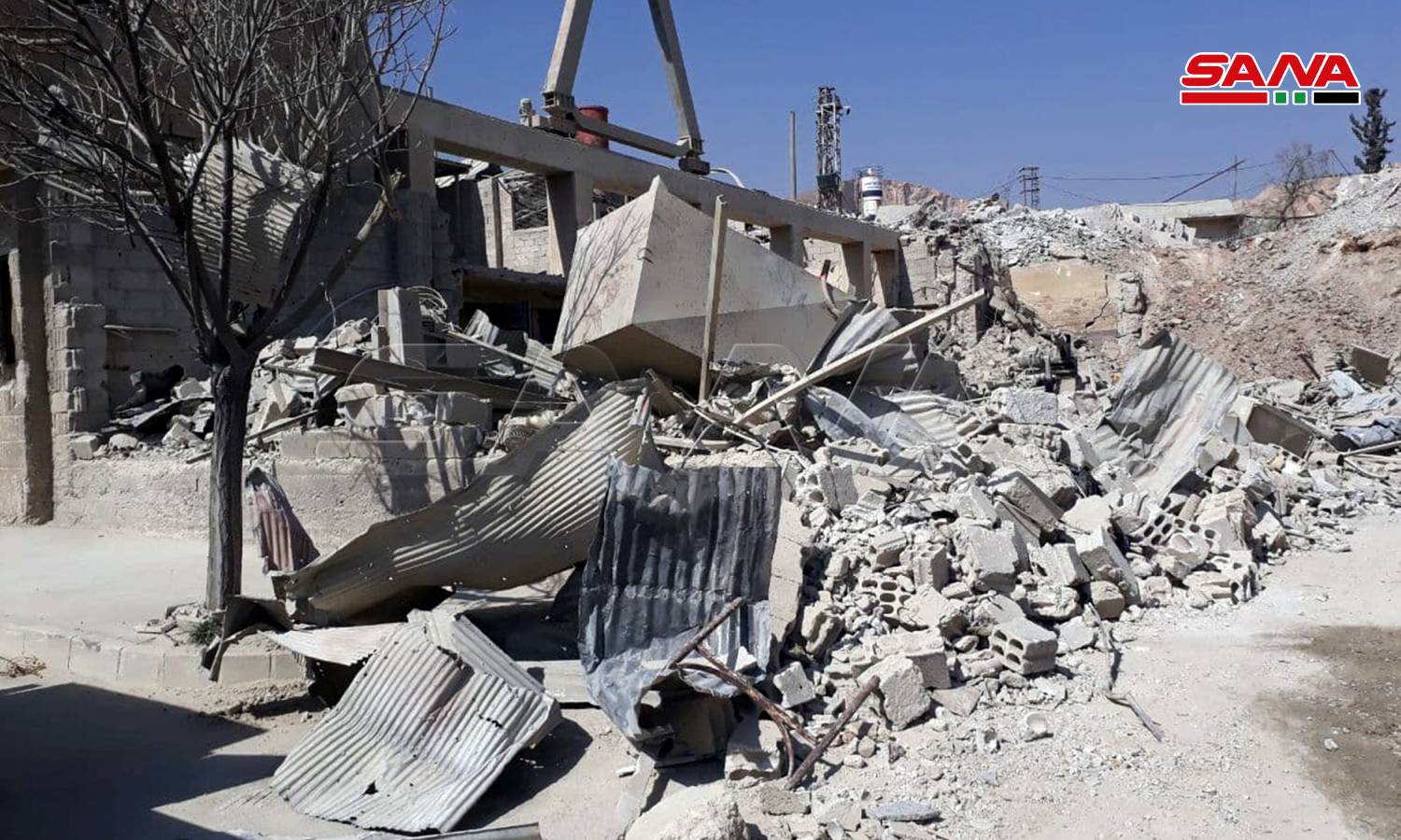 أثار القصف الإسرائيلي على "ضاحية الأسد" بريف دمشق في 7 من آذار 2022 (سانا)