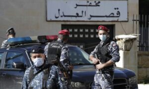 عناصر من الشرطة اللبنانية أمام مركز احتجاز في مجمع محكمة بعبدا لبنان- 21 من تشرين الثاني 2020 (AP)