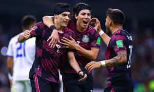 فرحة لاعبي المكسيك بالفوز على السلفادور والتاهل لمونديال 2022 (CFP)