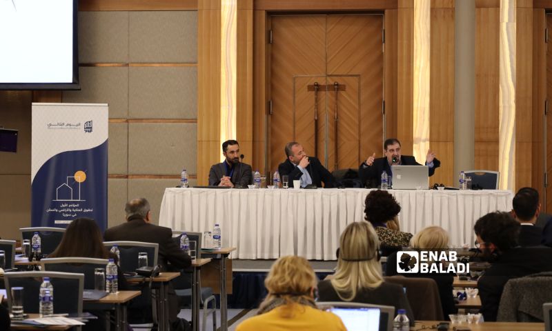 خبراء سوريون خلال جلسة نقاش في "المؤتمر الأول لحقوق الملكية والأراضي والسكن في سوريا" الذي تنظمه منظمة "اليوم التالي" في اسطنبول- 24 آذار 2022 (عنب بلدي- زينب مصري)