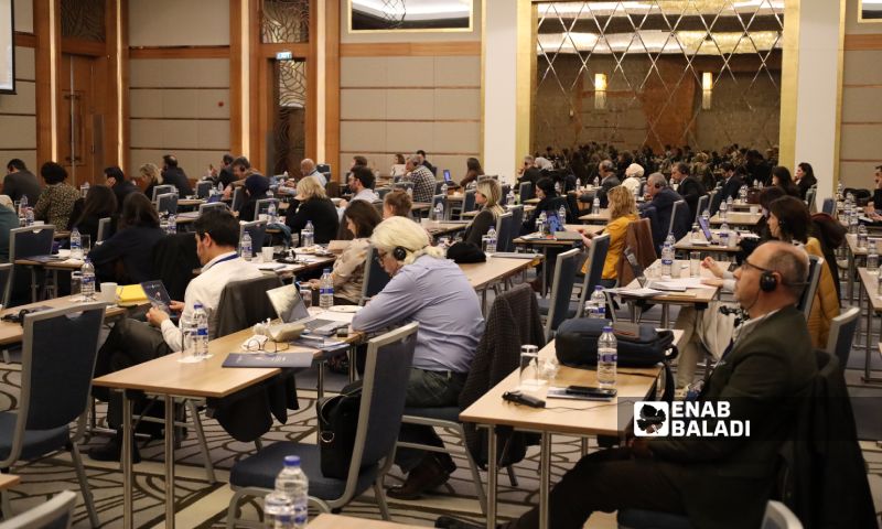 جانب من المشاركين في "المؤتمر الأول لحقوق الملكية والأراضي والسكن في سوريا" الذي تنظمه منظمة "اليوم التالي" في اسطنبول- 24 آذار 2022 (عنب بلدي- زينب مصري)