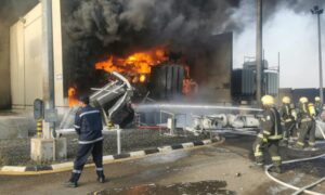 رجال إطفاء يخمدون حريق في محطة توزيع كهرباء في صامطة السعودية بعد استهدفها_ 25 من آذار 2022 (واس)