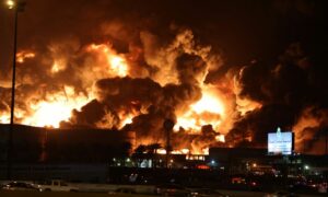 حريق في منشأة تخزين النفط التابعة لشركة أرامكو السعودية في جدة بعد استهداف حوثي_ 25 من آذار 2022 (رويترز)