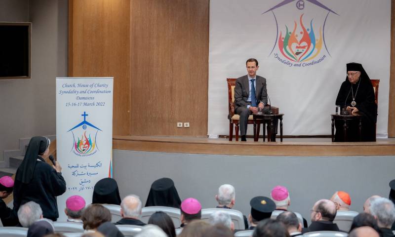 رئيس النظام السوري، بشار الأسد، مع رجال دين مسيحيين في المؤتمر الكنسي الدولي (رئاسة الجمهورية السورية/ فيس بوك)