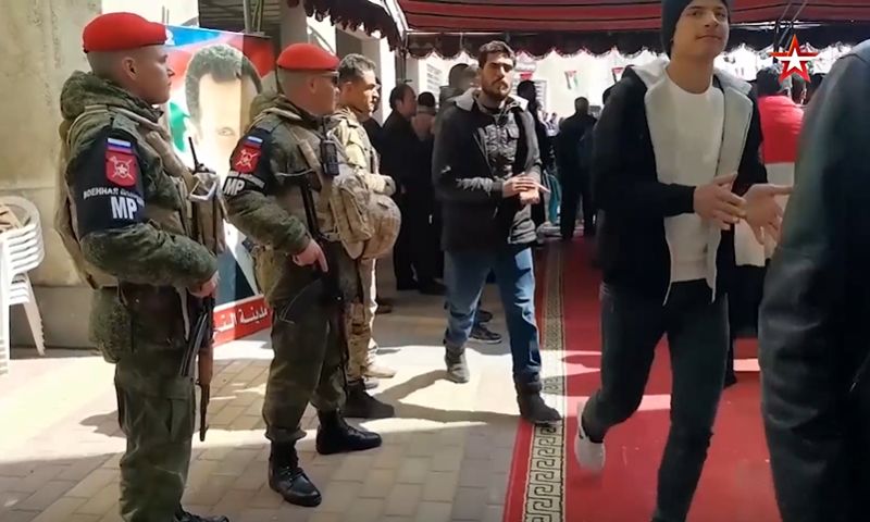 قوات روسية في مركز تسوية التل بريف دمشق (زيفيزدا)